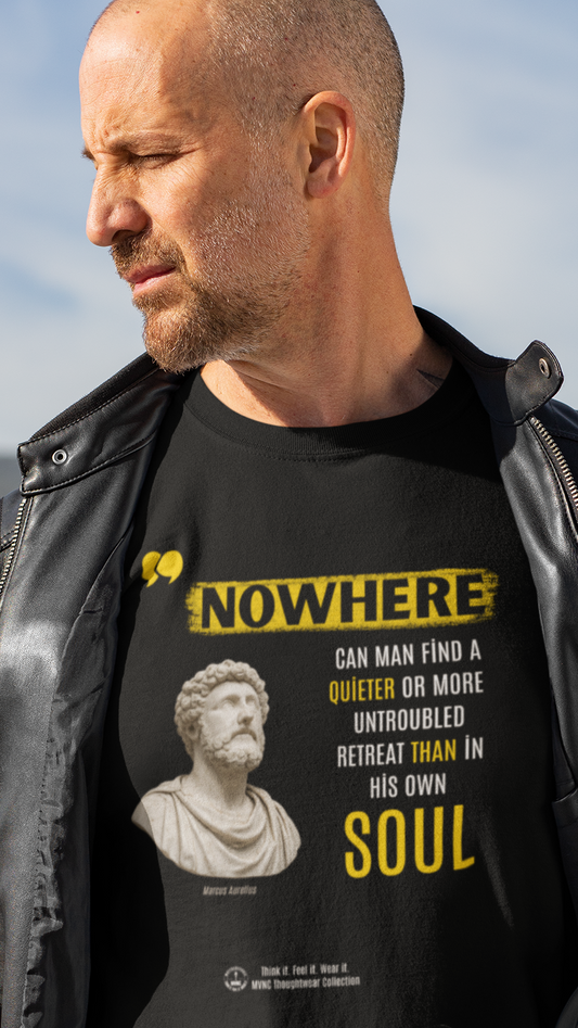 Man draagt zwart Marcus Aurelius quote T-shirt – filosofisch cadeau voor rust en inspiratie