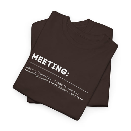 Unisex wit T-shirt met de tekst: Meeting – grappige quote over vergader survivors, humor voor kantoorhelden