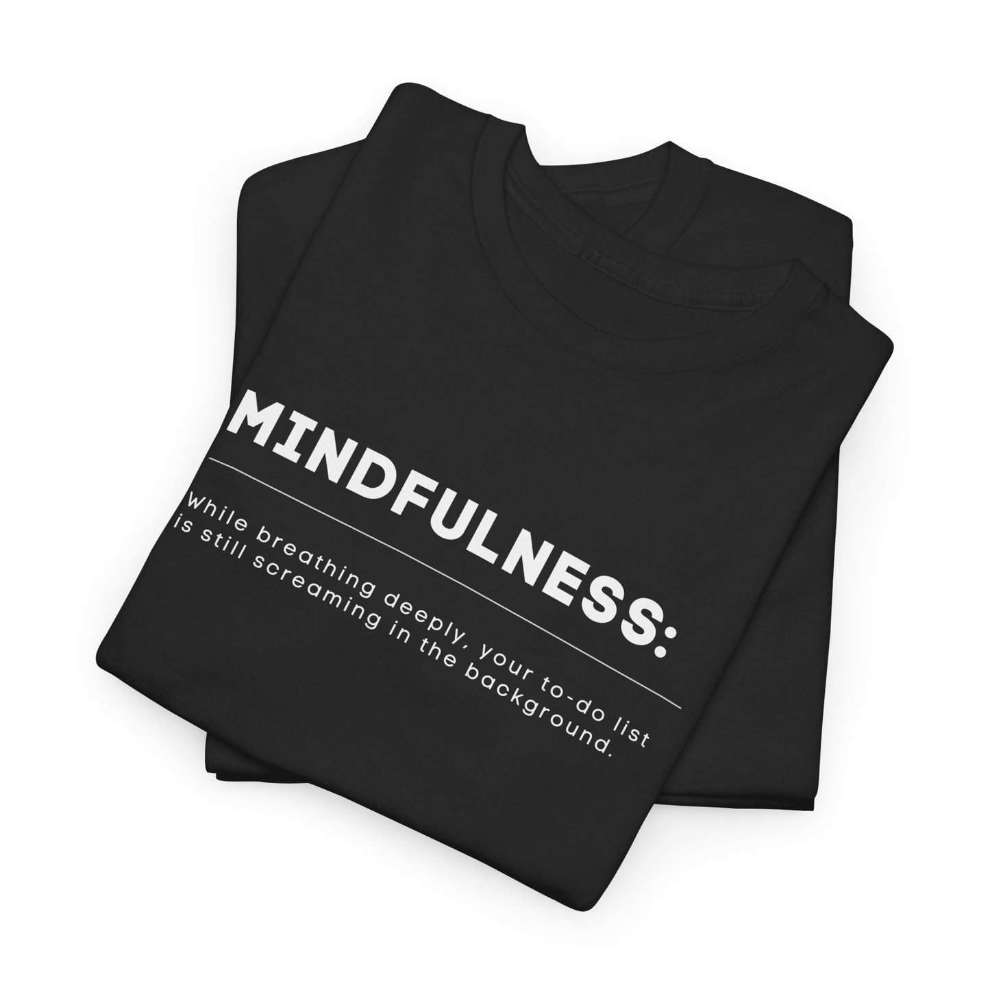 Zwart T-shirt met witte tekst ‘Mindfulness: while breathing deeply, your to-do list is still screaming in the background.’ in minimalistisch ontwerp