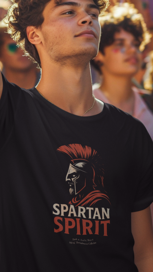Zwarte unisex T-shirt met rood-zwarte illustratie van een Spartaanse krijgerhelm en de tekst “Spartan Spirit” in witte en rode letters.