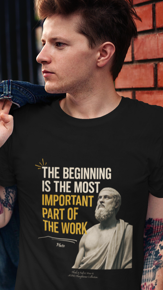Zwarte unisex T-shirt met Plato-portret en de inspirerende quote “The beginning is the most important part of the work” in witte en gele letters.