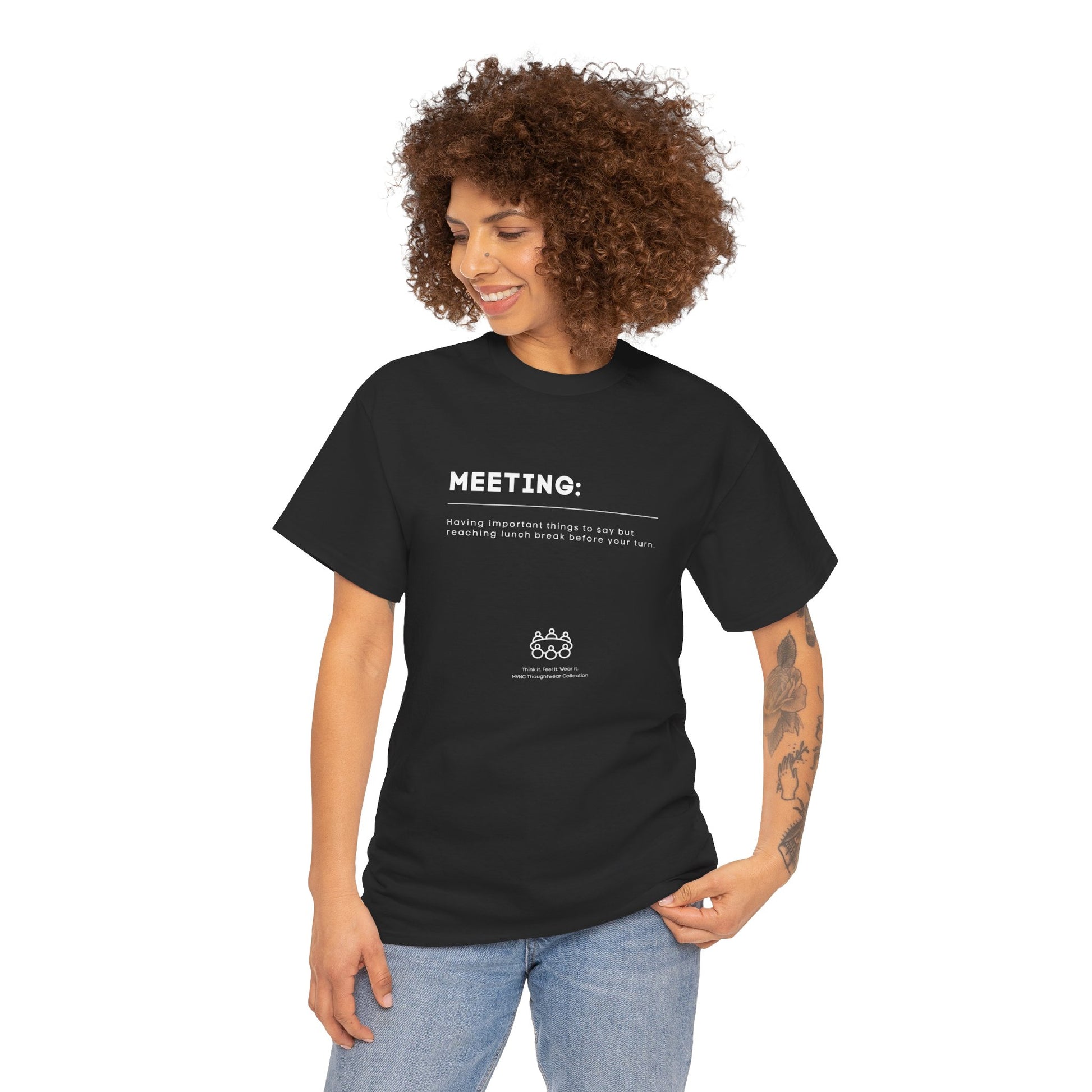 Unisex wit T-shirt met de tekst: Meeting – grappige quote over vergader survivors, humor voor kantoorhelden
