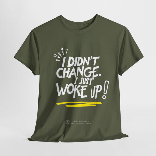 Olijfgroen T-shirt met witte en gele tekst ‘I didn’t change. I just woke up!’, speels lettertype en gele accentlijn
