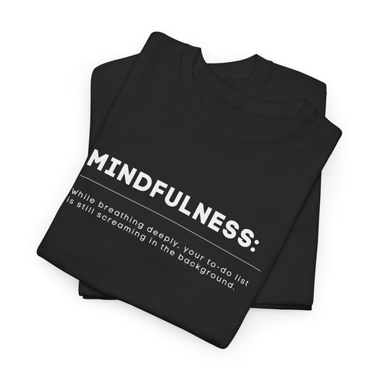 Zwart T-shirt met witte tekst ‘Mindfulness: while breathing deeply, your to-do list is still screaming in the background.’ in minimalistisch ontwerp