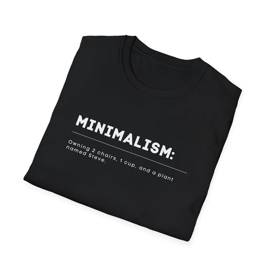 Zwart T-shirt met de tekst ‘MINIMALISM: Owning 2 chairs, 1 cup, and a plant named Steve.’ in witte minimalistische typografie
